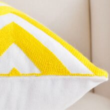 Coussin jaune brodé