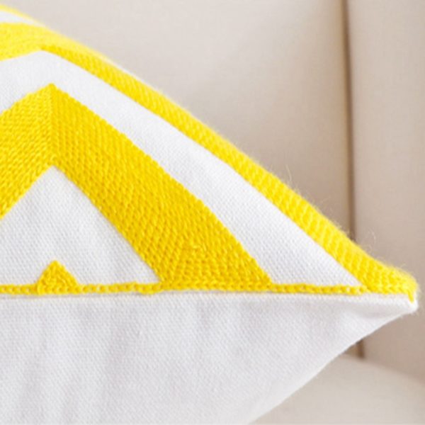 Coussin jaune brodé