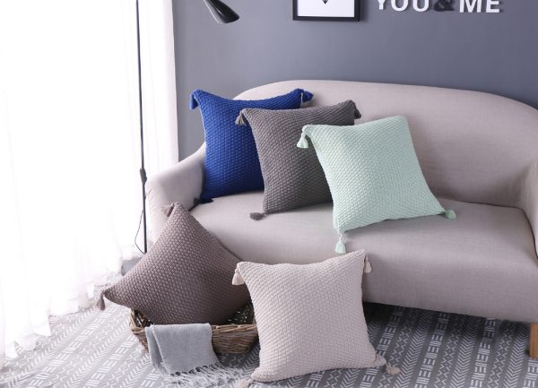 Coussin tricot à pompon