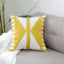 Housse de coussin papillon jaune