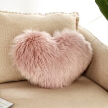 Coussin d'amour en laine artificielle 1