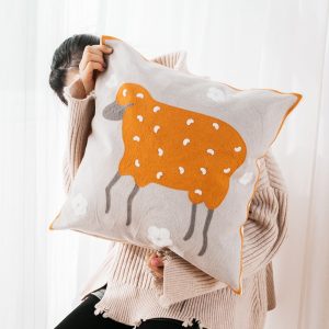 Housse de coussin mouton brodé Housse de coussin mouton brodé 1