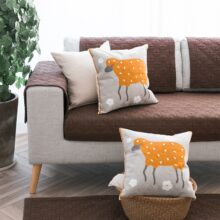 Housse de coussin mouton brodé