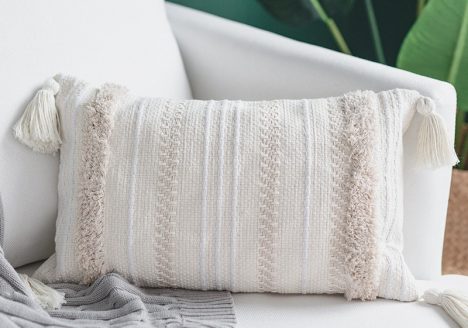 coussin-boho-moderne-blanc-pompon