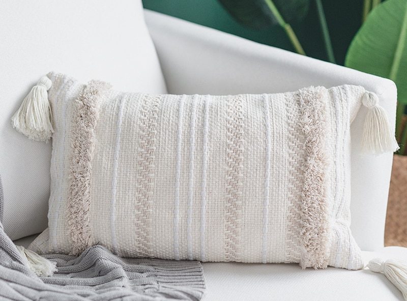 coussin-boho-moderne-blanc-pompon