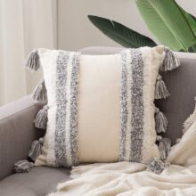 Housse de coussin brodée pompon gris et blanc Housse de coussin brodée pompon gris et blanc 1
