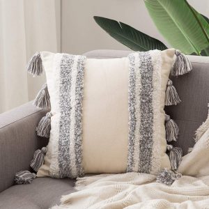 Housse de coussin brodée pompon gris et blanc Housse de coussin brodée pompon gris et blanc 1