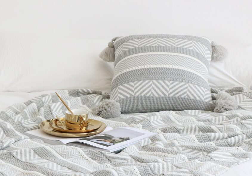 Housse de coussin style boho gris et blanc 3