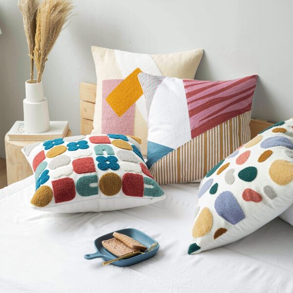 Housse de coussin brodé motif floral 2