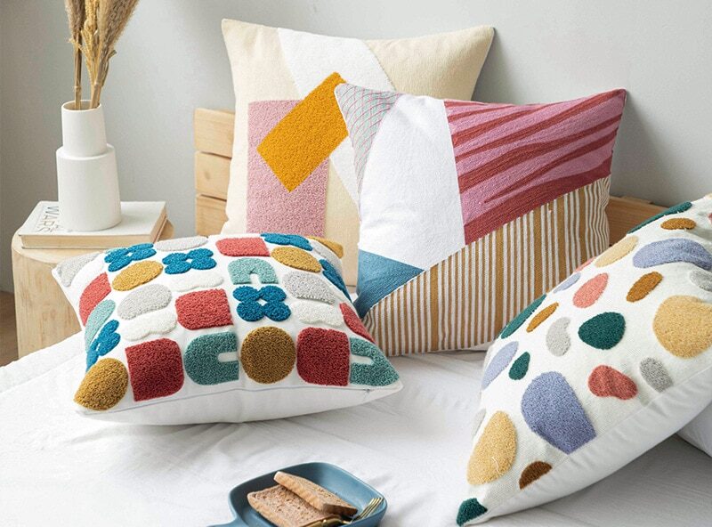 Housse de coussin brodé motif floral 2