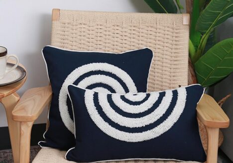 Housse de coussin brodé bleu marin 2