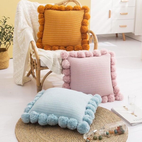 Housse de coussin tricoté gros ponpon  2