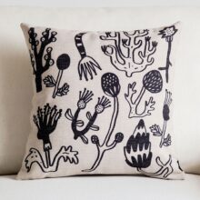 Housse de coussin dessin floral noir et blanc 6