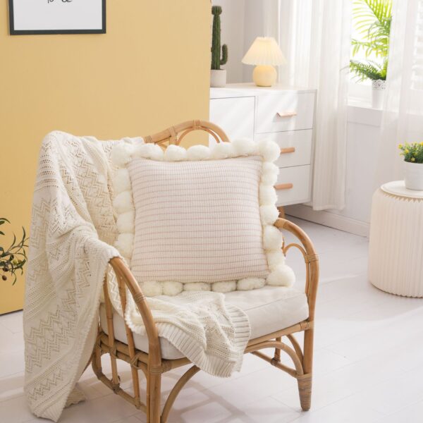 Housse de coussin tricoté gros ponpon  3