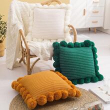 Housse de coussin tricoté gros ponpon  1