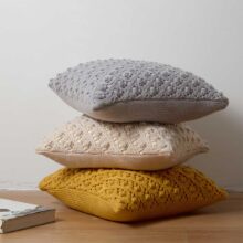 Housses de coussin brodé moutarde 1