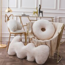 Coussin nordique en peluche forme et lettre blanche 4