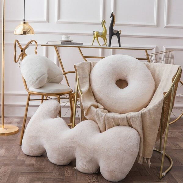 Coussin nordique en peluche forme et lettre blanche 4