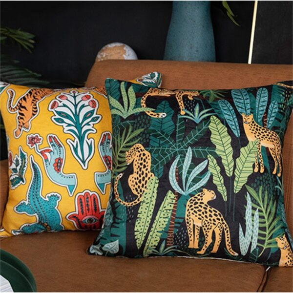 Housse de coussin jungle velours tigre et toucan blue lagoon Housse de coussin jungle velours tigre et toucan blue lagoon 1