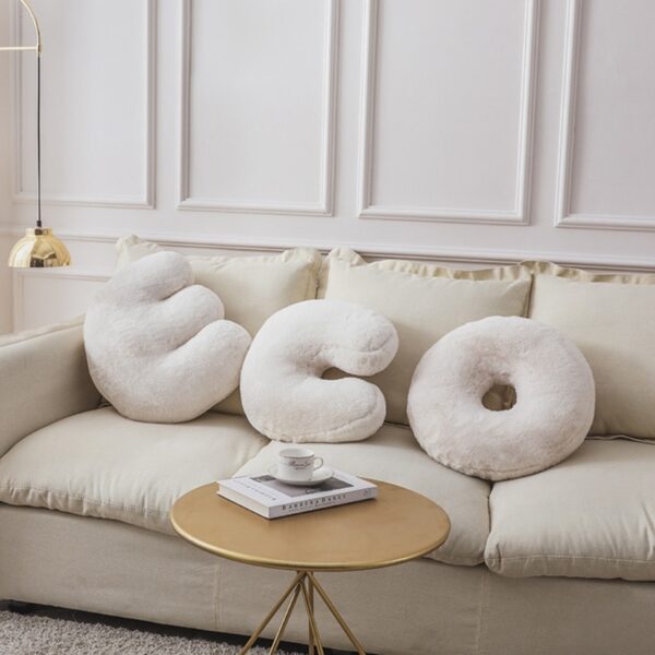Coussin nordique en peluche forme et lettre blanche 3