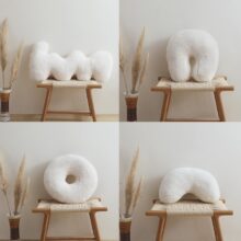Coussin nordique en peluche forme et lettre blanche 2