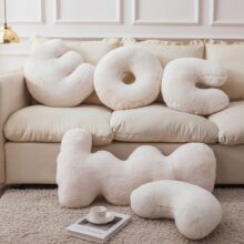 Coussin nordique en peluche forme et lettre blanche 1