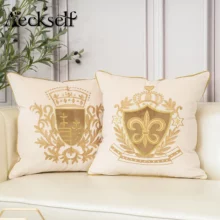 Housse de coussin brodé bleu royal et blason doré Housse de coussin brodé bleu royal et blason doré 3
