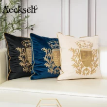 Housse de coussin brodé bleu royal et blason doré Housse de coussin brodé bleu royal et blason doré 5