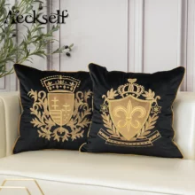 Housse de coussin brodé bleu royal et blason doré Housse de coussin brodé bleu royal et blason doré 2