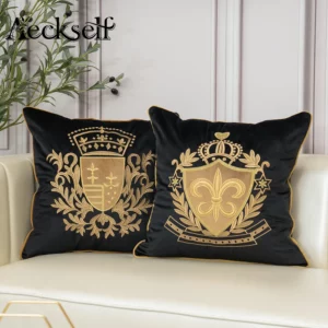 Housse de coussin brodé bleu royal et blason doré Housse de coussin brodé bleu royal et blason doré 2