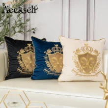 Housse de coussin brodé bleu royal et blason doré Housse de coussin brodé bleu royal et blason doré 4
