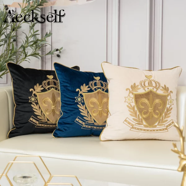 Housse de coussin brodé bleu royal et blason doré Housse de coussin brodé bleu royal et blason doré 4