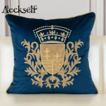 Housse de coussin brodé bleu royal et blason doré Housse de coussin brodé bleu royal et blason doré 6