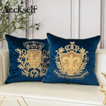 Housse de coussin brodé bleu royal et blason doré Housse de coussin brodé bleu royal et blason doré 1