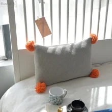 Housse de coussin moderne pompon de couleur Knit Cushion Cover Solid Grey Blue Orange Pillow Case 35*50cm Pompom Ball Cushion Case Soft Sofa Bed Nursery Room Decorative 3