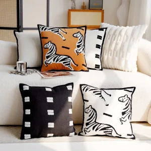 Housse de coussin broderie collection sable savane Housse de coussin broderie collection sable savane 1