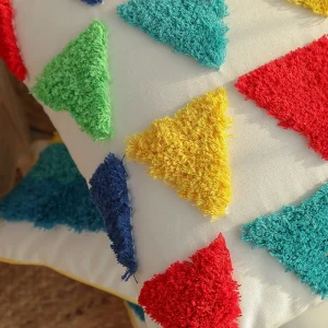 Housse de coussin broderie pompons et texture arc en ciel Housse de coussin broderie pompons et texture arc en ciel 1