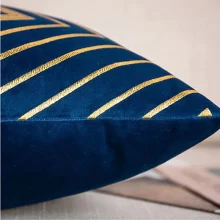 Housse de coussin en velours rayure et géométrie doré Housse de coussin en velours rayure et géométrie doré 2