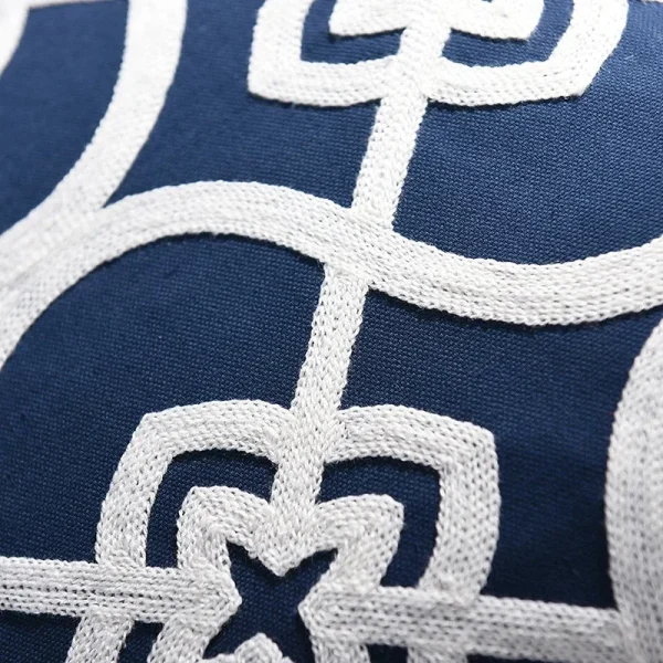Housse de coussin broderie bleu marine mosaïque géométriques blancs Housse de coussin broderie bleu marine mosaïque géométriques blancs 4
