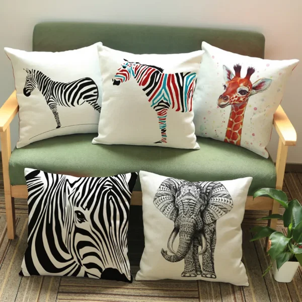 Housse de coussin éléphant décoratif en noir & blanc dessiné Housse de coussin éléphant décoratif en noir & blanc dessiné 1