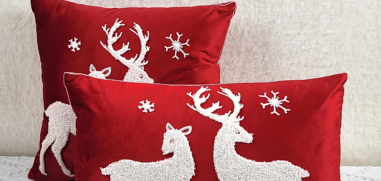 Housse de coussin Noël broderie velours cerfs rouges & flocons blancs 1