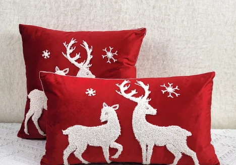 Housse de coussin Noël broderie velours cerfs rouges & flocons blancs 1