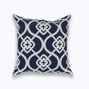 Housse de coussin broderie bleu marine mosaïque géométriques blancs 3