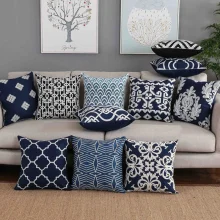 Housse de coussin broderie bleu marine mosaïque géométriques blancs Housse de coussin broderie bleu marine mosaïque géométriques blancs 1