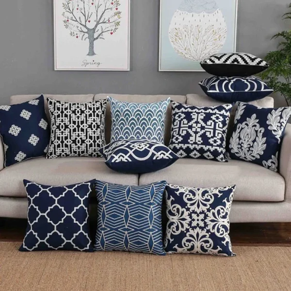 Housse de coussin broderie bleu marine mosaïque géométriques blancs Housse de coussin broderie bleu marine mosaïque géométriques blancs 1