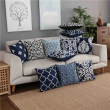 Housse de coussin broderie bleu marine mosaïque géométriques blancs Housse de coussin broderie bleu marine mosaïque géométriques blancs 2