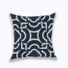 Housse de coussin broderie bleu marine mosaïque géométriques blancs 5