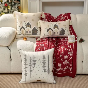 Housse de coussin village de noël et sapin enneigé 1