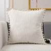 Housses de coussin velours à pompons doux et côtelés 4