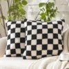 Housse de coussin Modernes à carreaux noirs et blancs fausse fourrure 4